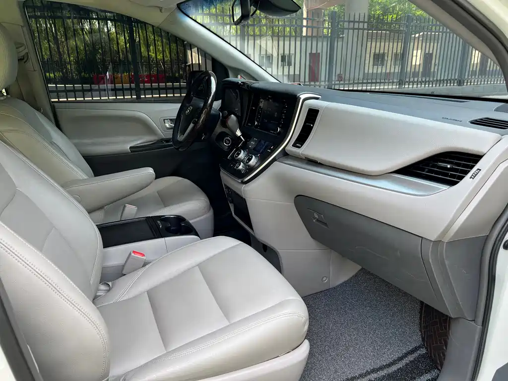 Toyota Sienna — фото 17