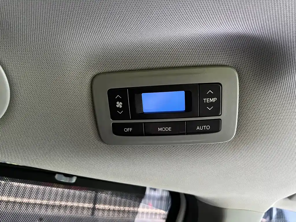 Toyota Sienna — фото 20