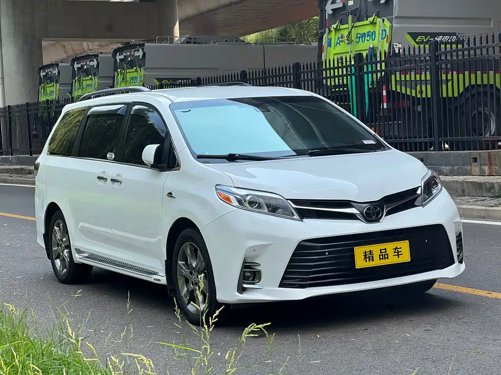 Toyota Sienna — фото 3