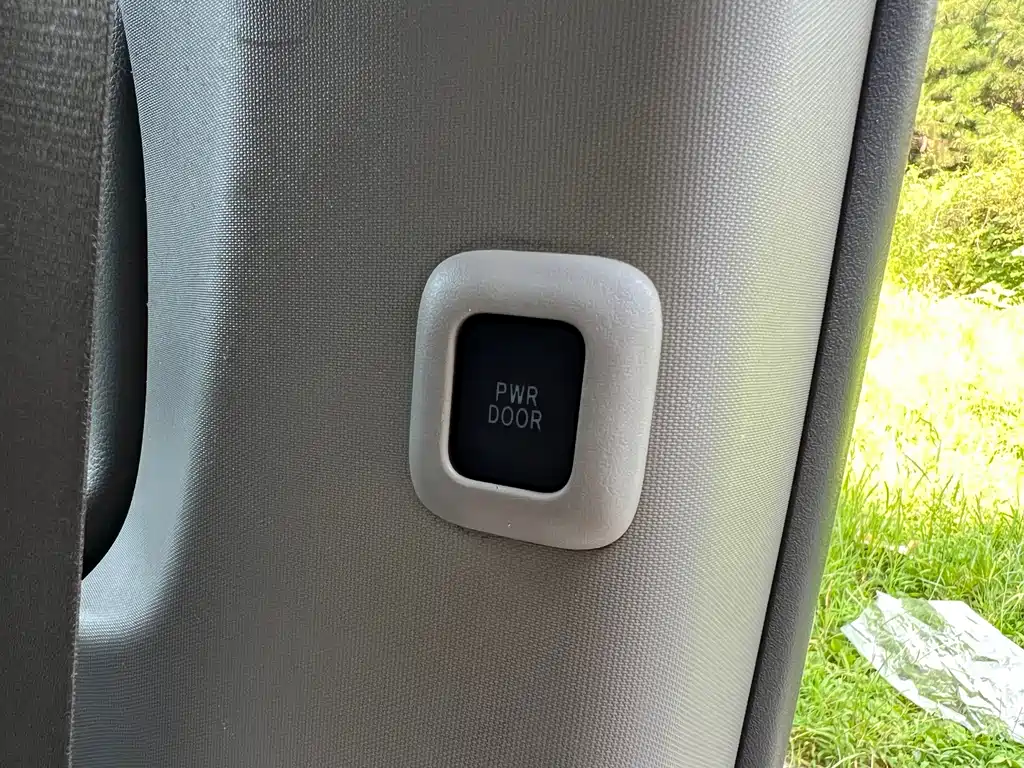 Toyota Sienna — фото 22