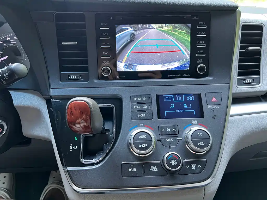 Toyota Sienna — фото 23