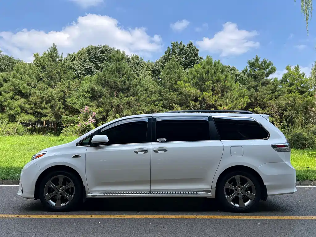 Toyota Sienna — фото 4