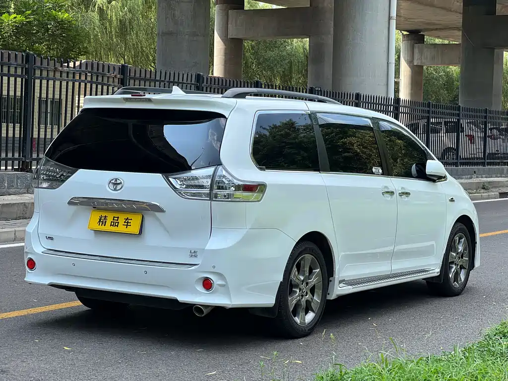 Toyota Sienna — фото 7