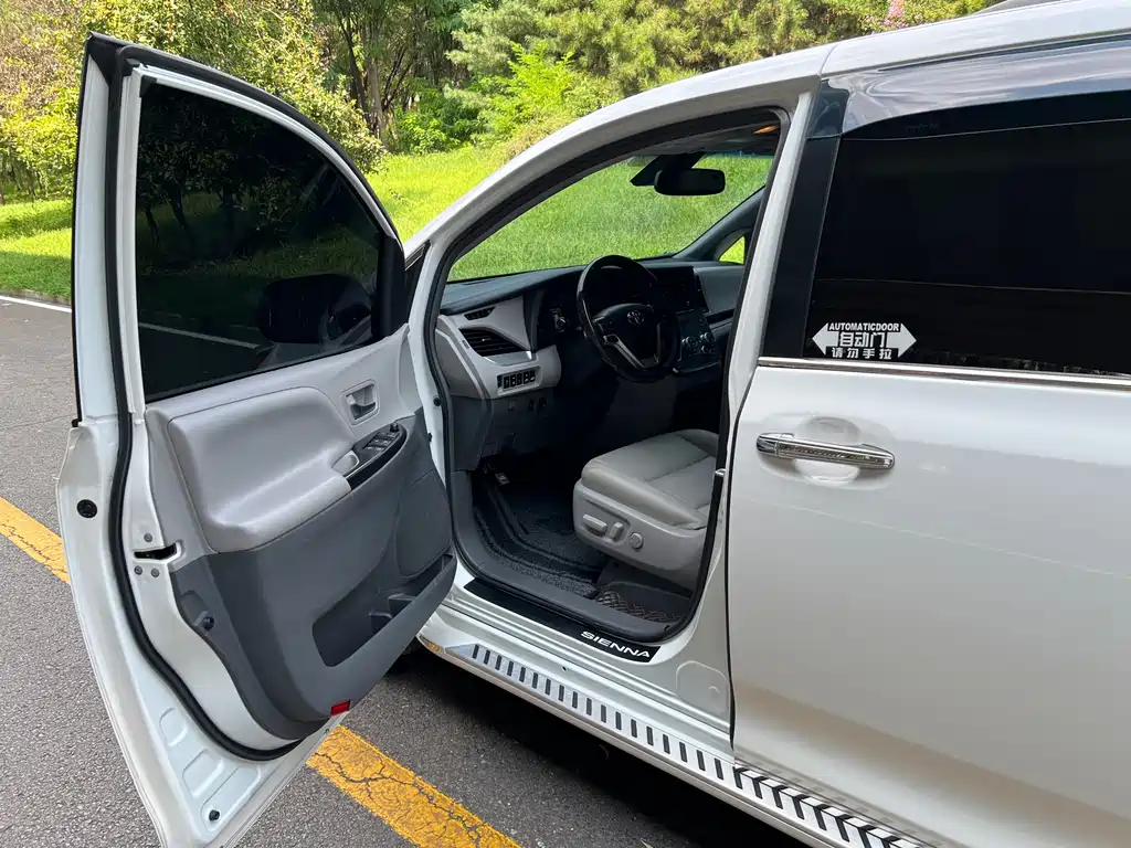 Toyota Sienna — фото 8