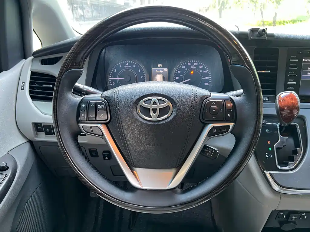 Toyota Sienna — фото 9