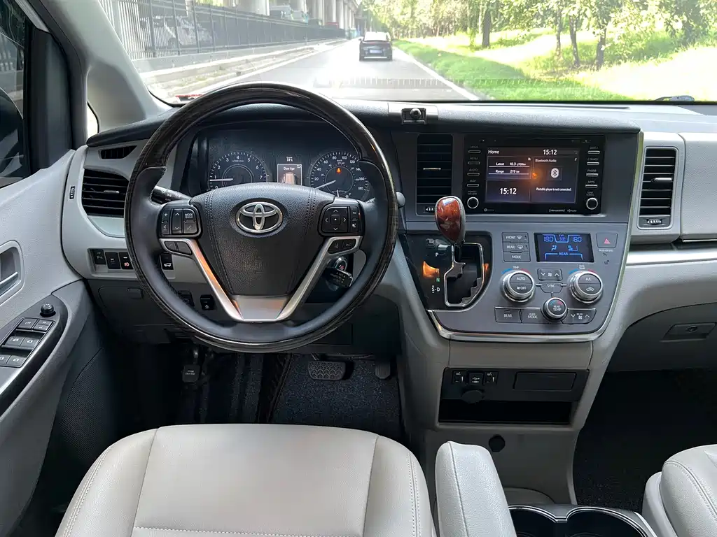Toyota Sienna — фото 10