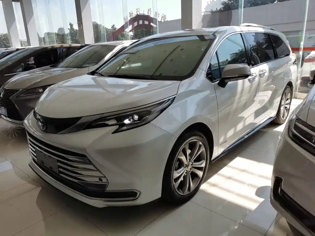 Toyota Sienna — фото 2