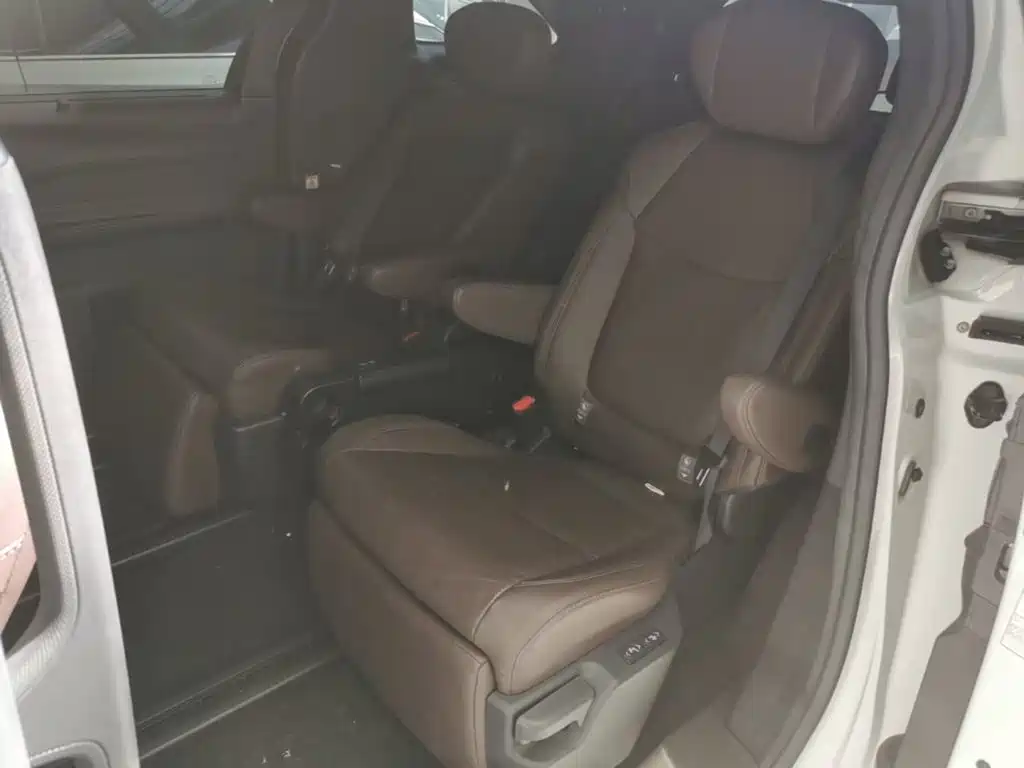 Toyota Sienna — фото 17