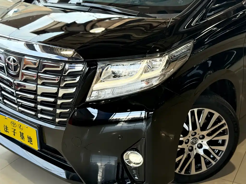 Toyota Alphard — фото 4