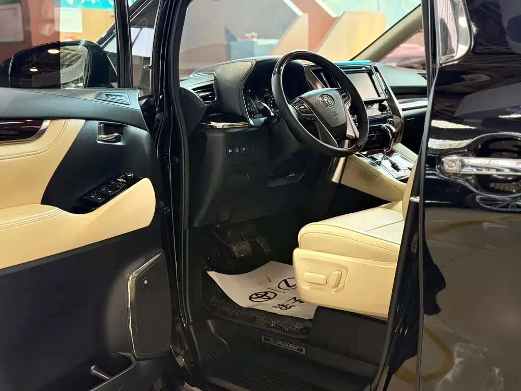 Toyota Alphard — фото 5