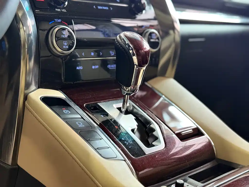Toyota Alphard — фото 7