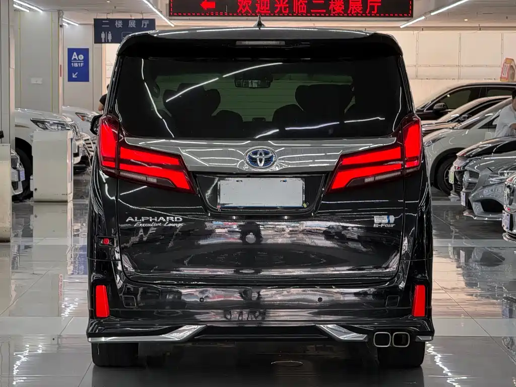 Toyota Alphard — фото 11