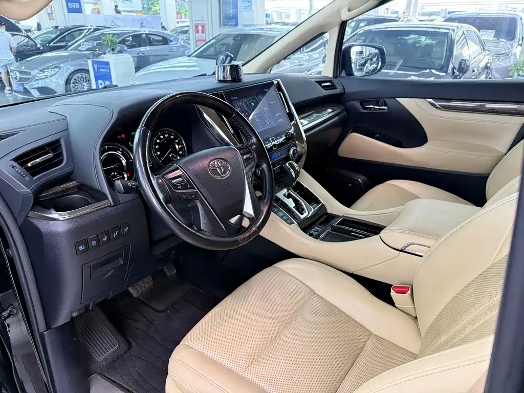 Toyota Alphard — фото 4