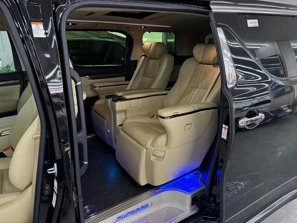 Toyota Alphard — фото 5