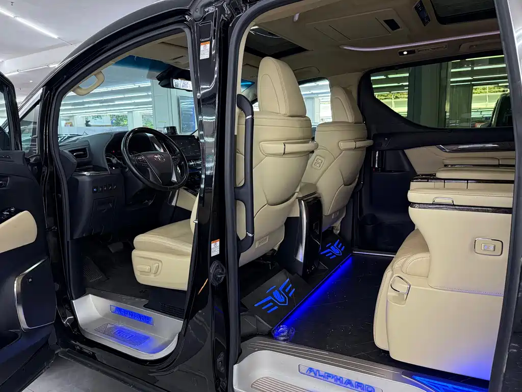 Toyota Alphard — фото 7