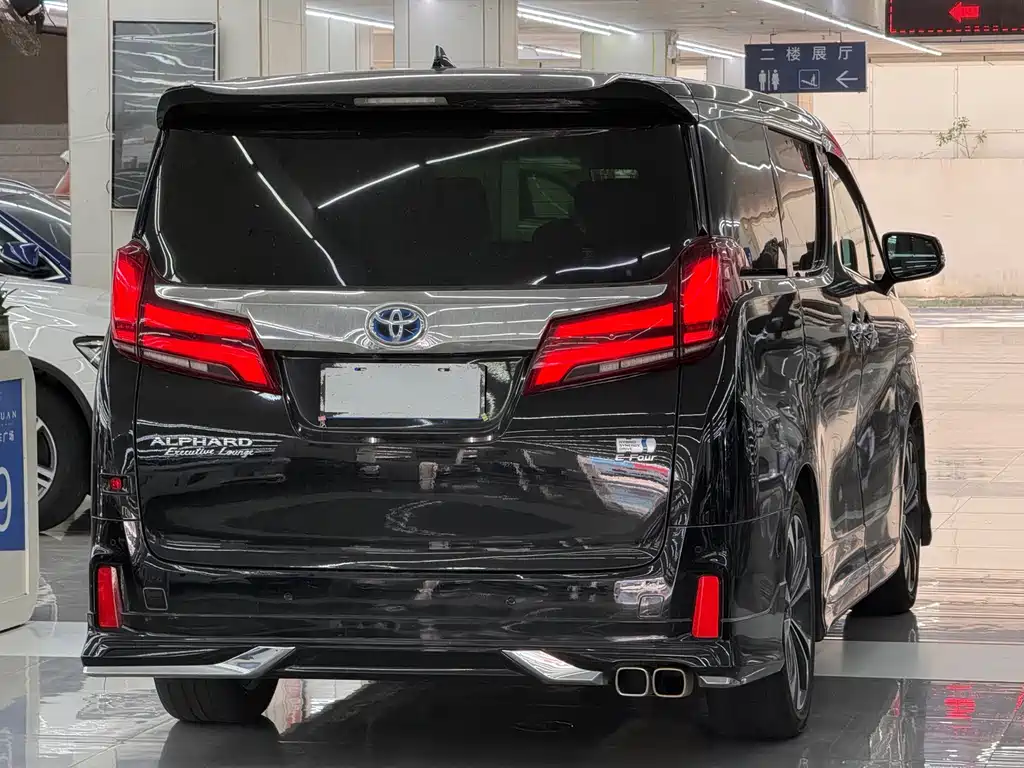 Toyota Alphard — фото 10