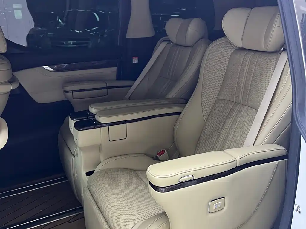 Toyota Vellfire — фото 4