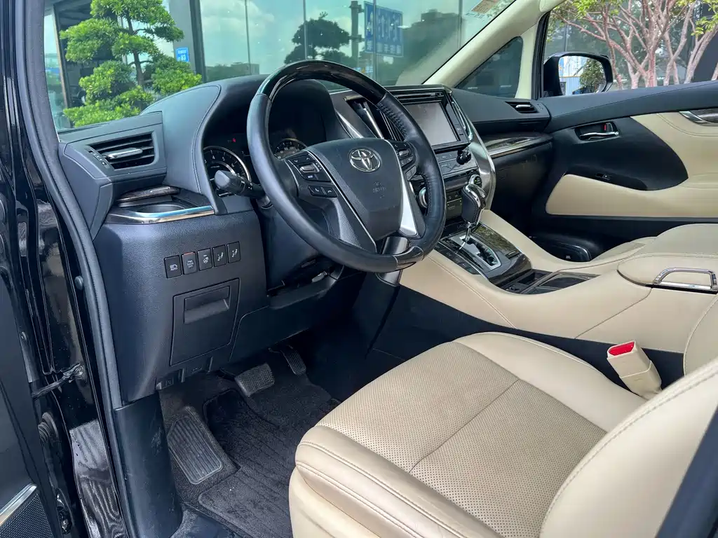 Toyota Alphard — фото 2
