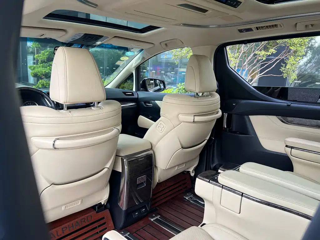 Toyota Alphard — фото 4