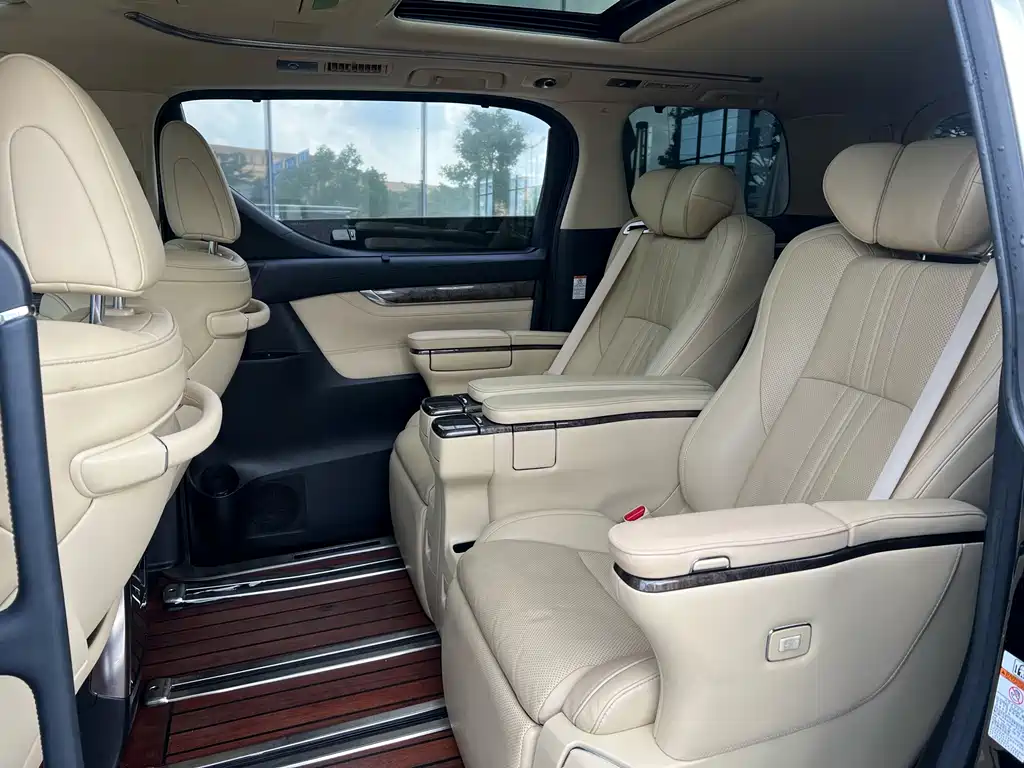 Toyota Alphard — фото 5