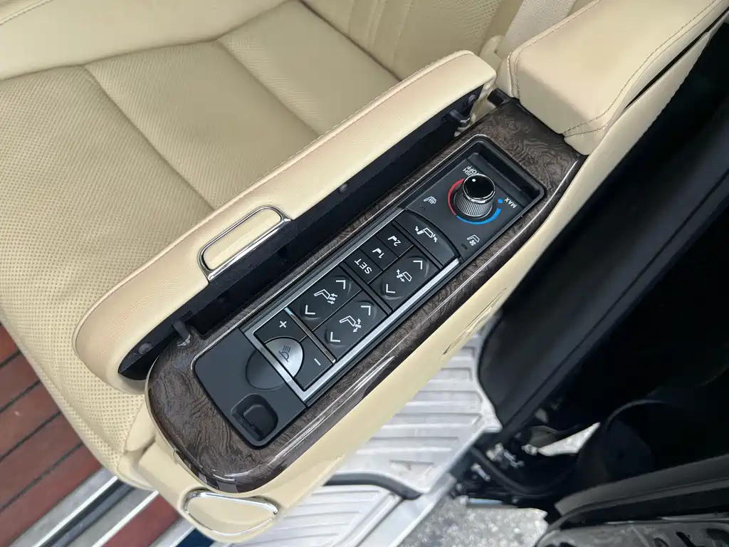 Toyota Alphard — фото 6