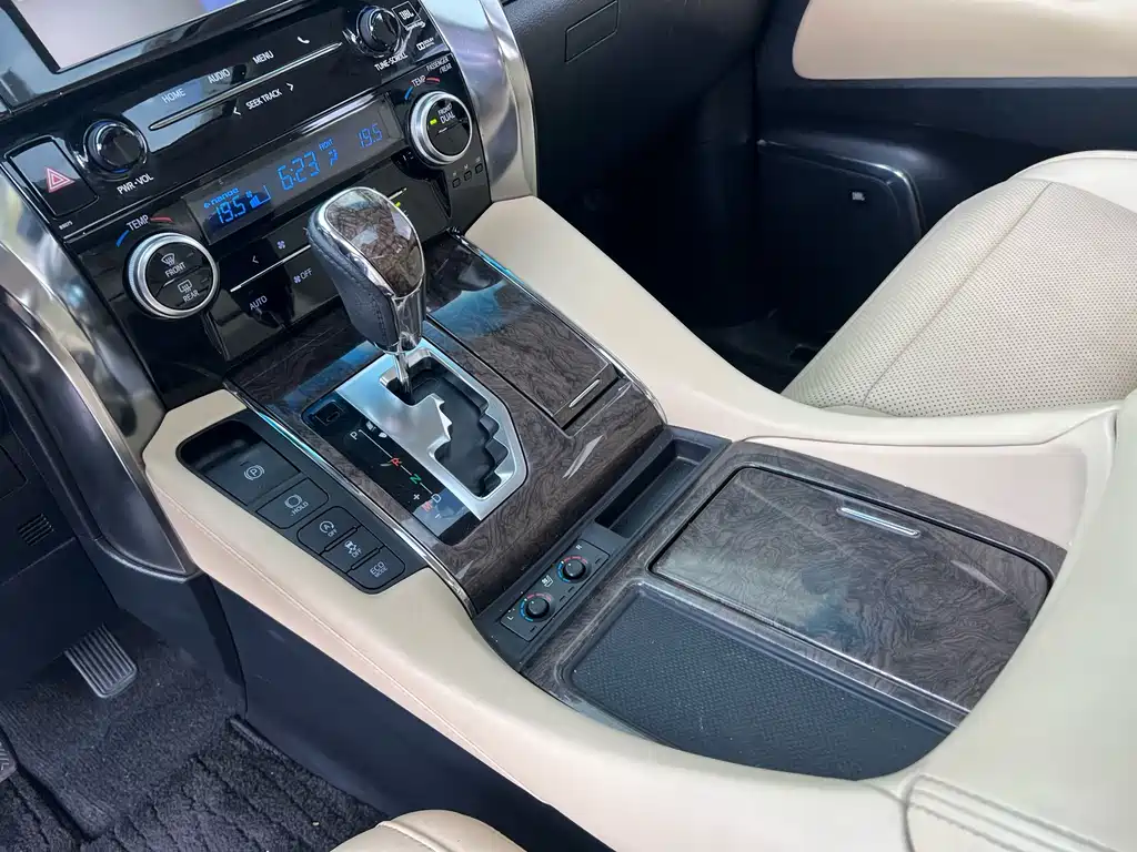 Toyota Alphard — фото 8