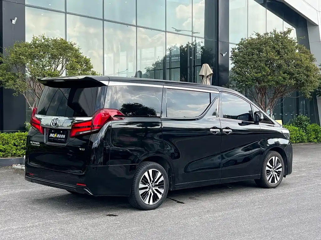 Toyota Alphard — фото 9