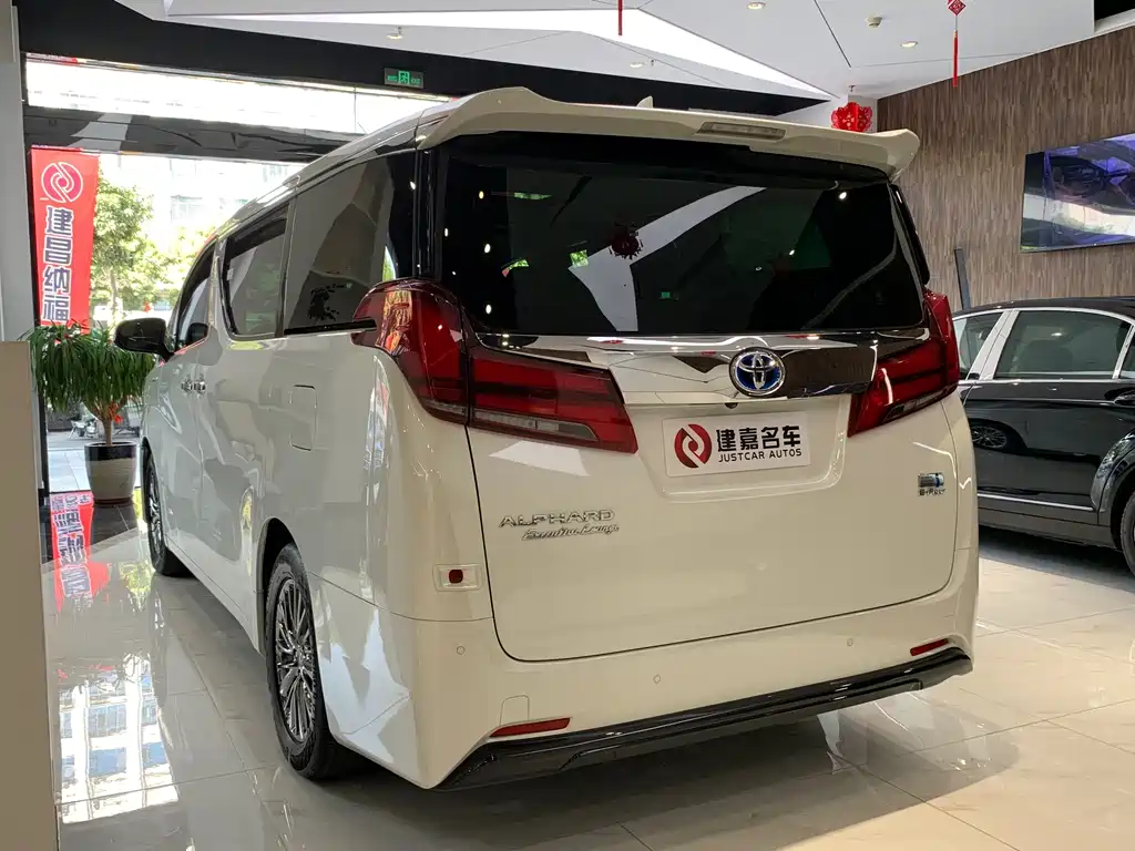 Toyota Alphard — фото 3