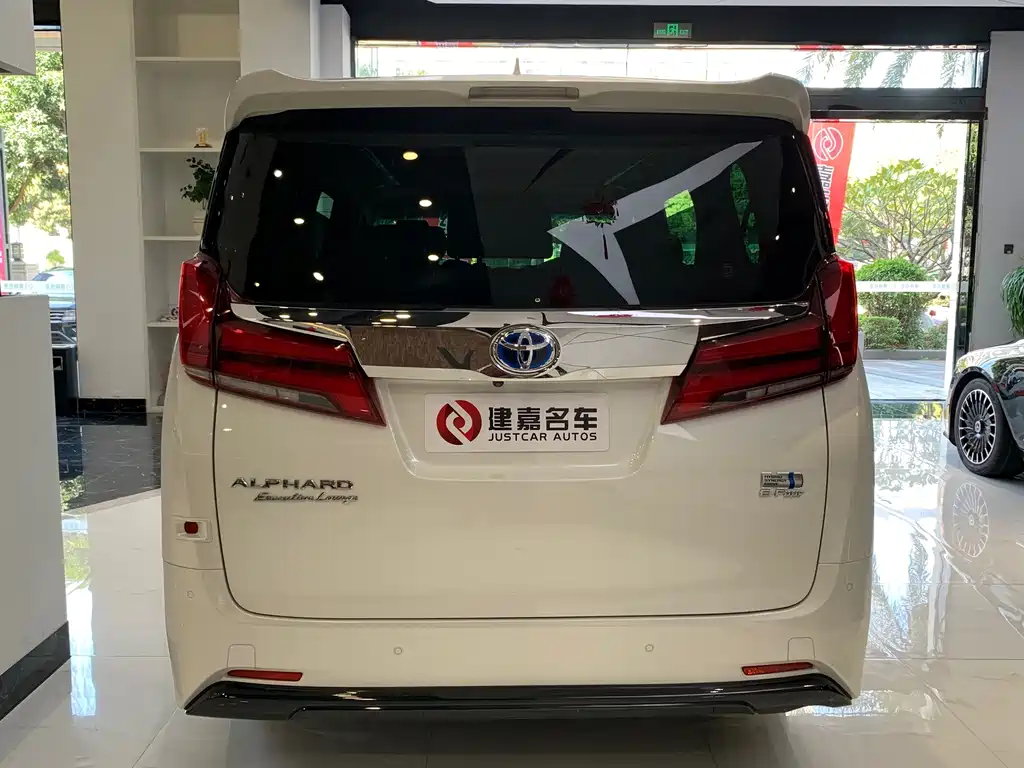 Toyota Alphard — фото 4