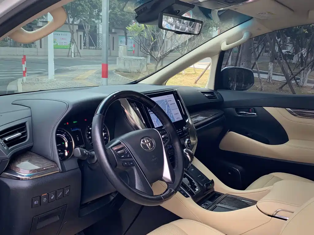 Toyota Alphard — фото 7