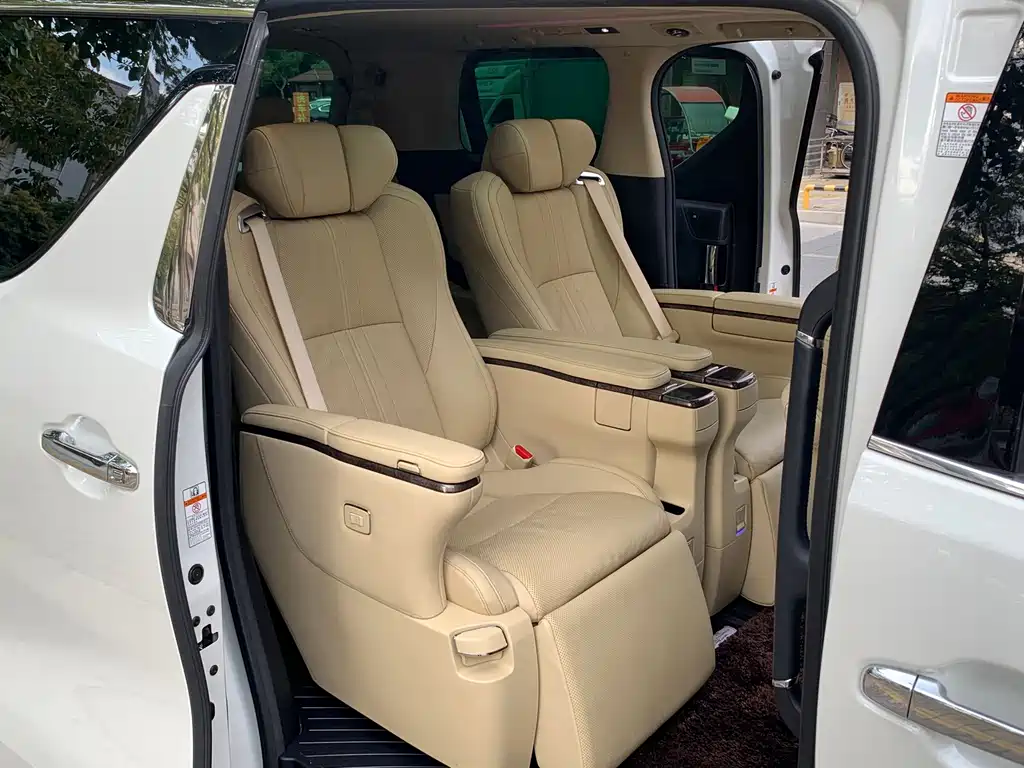 Toyota Alphard — фото 9