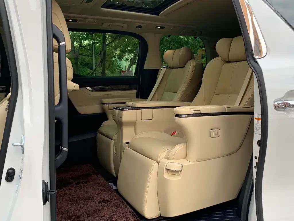 Toyota Alphard — фото 10
