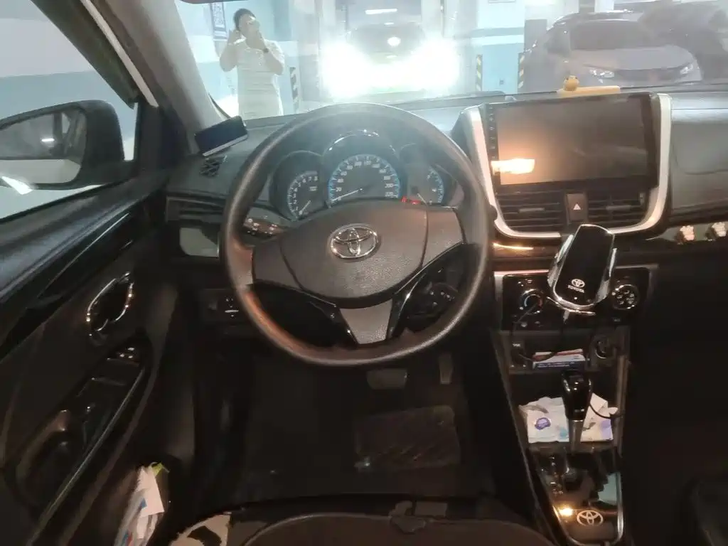 Toyota Yaris L — фото 3