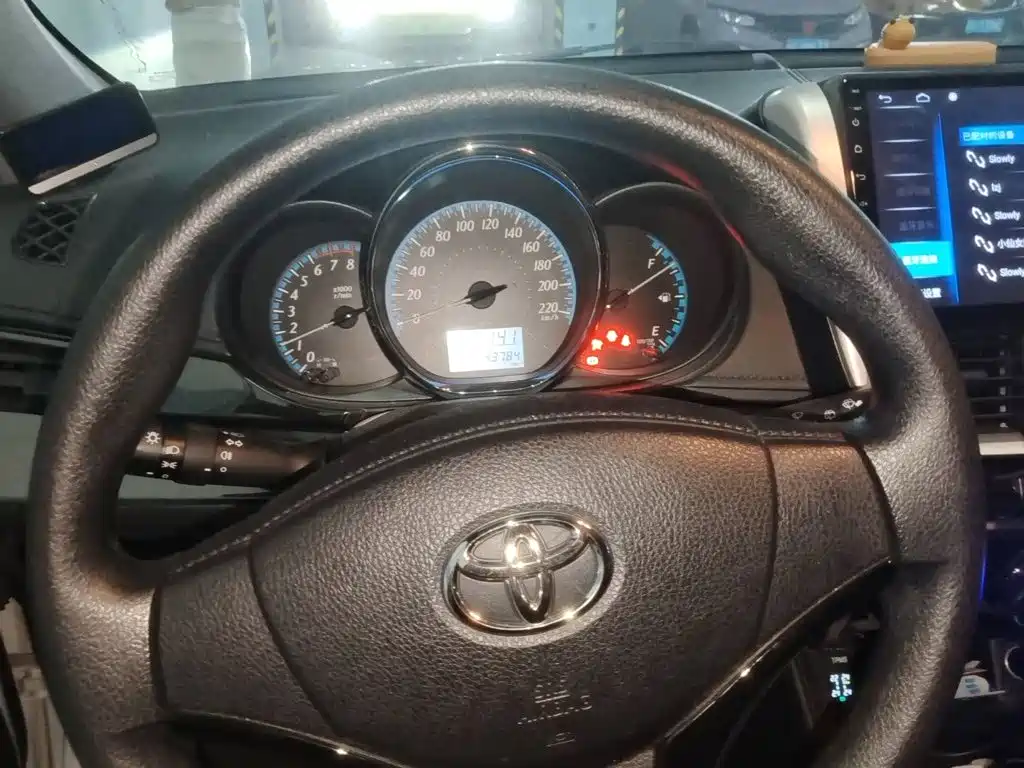 Toyota Yaris L — фото 4