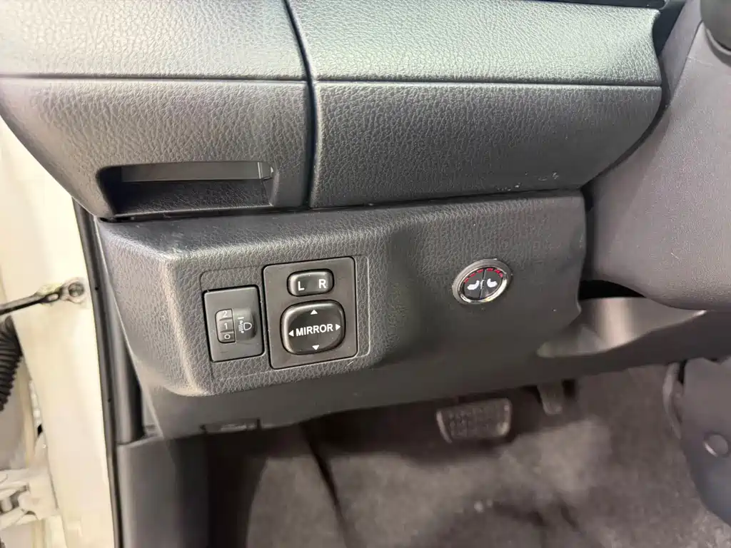 Toyota Yaris L — фото 9