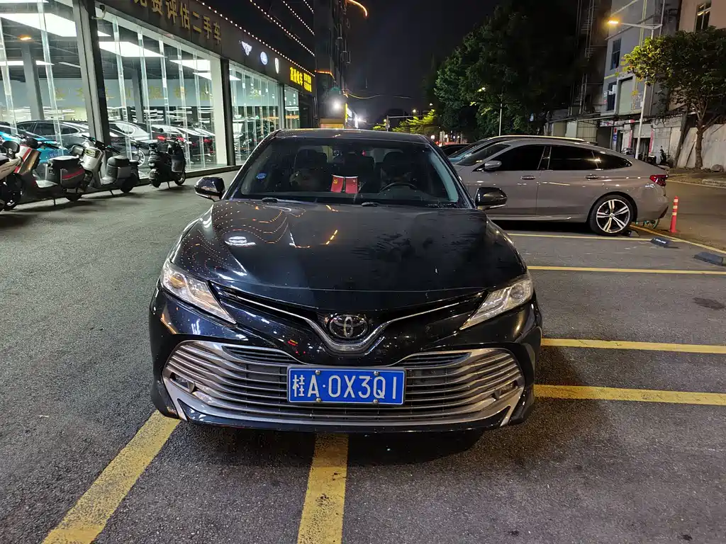 Toyota Camry — фото 2