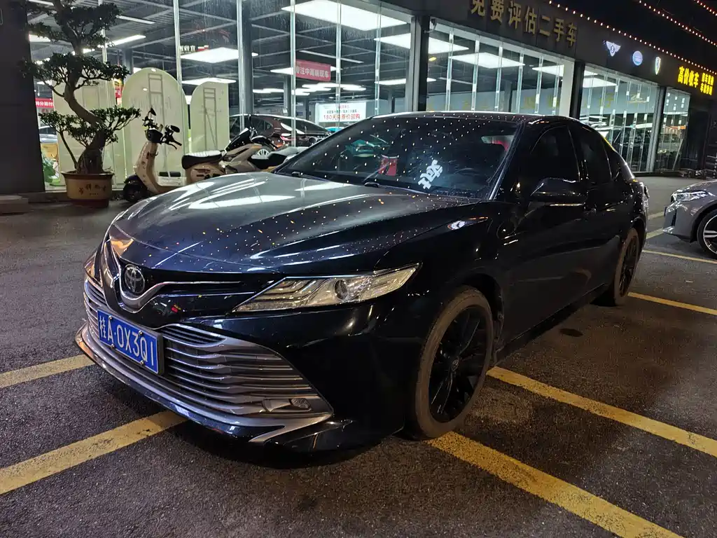 Toyota Camry — фото 1