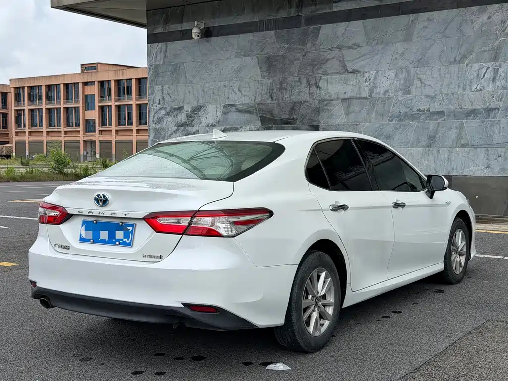 Toyota Camry — фото 9