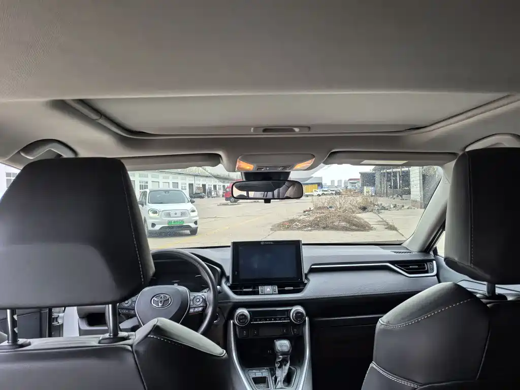 Toyota RAV4 — фото 11