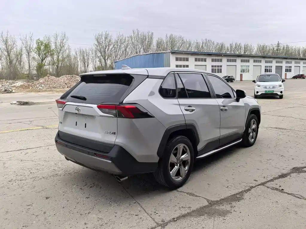 Toyota RAV4 — фото 5