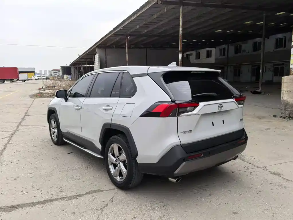 Toyota RAV4 — фото 7