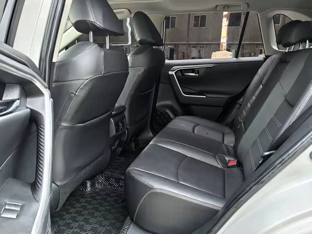 Toyota RAV4 — фото 9