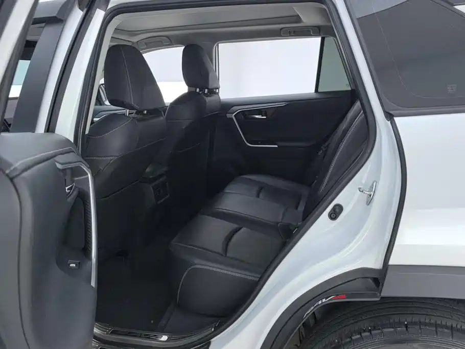 Toyota RAV4 — фото 11