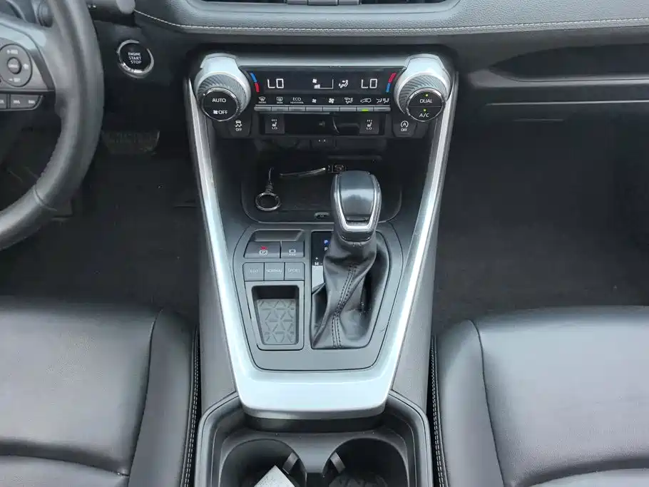 Toyota RAV4 — фото 16