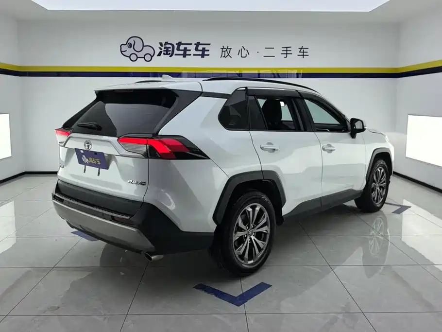 Toyota RAV4 — фото 3