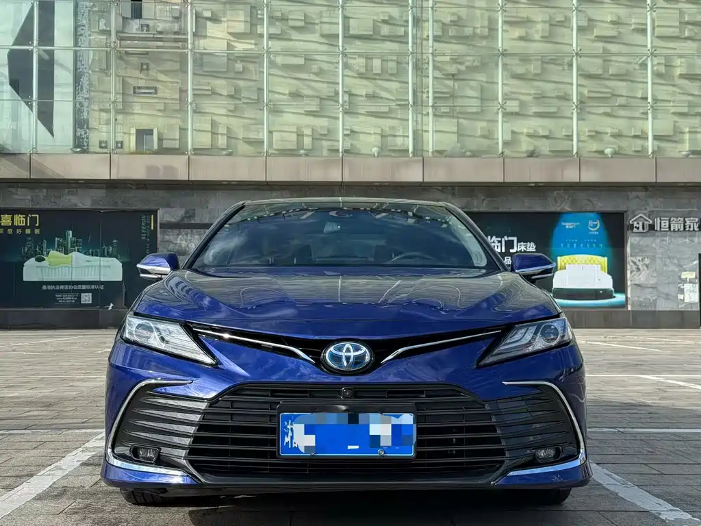 Toyota Camry — фото 2