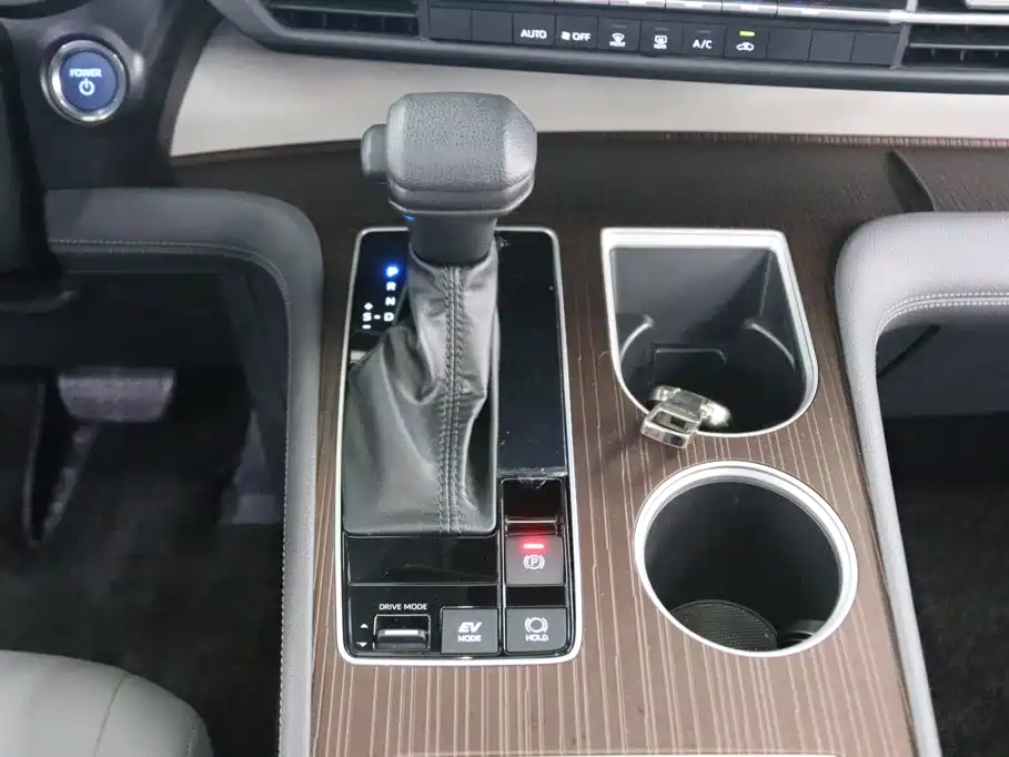 Toyota Granvia — фото 11