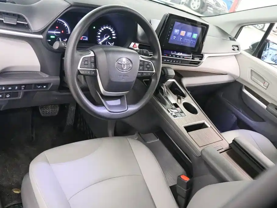 Toyota Granvia — фото 13