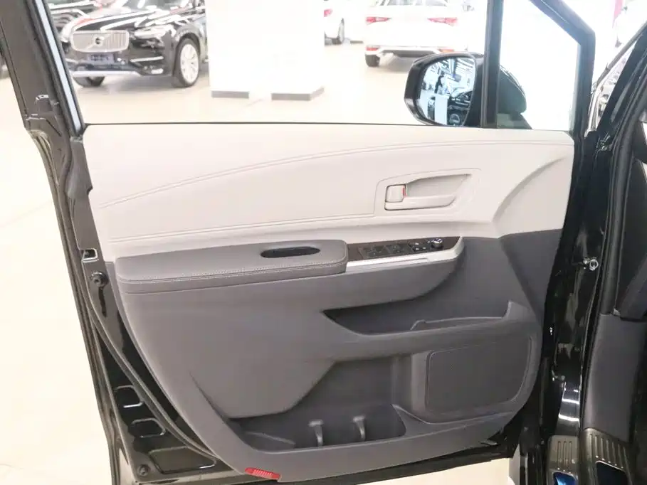Toyota Granvia — фото 15