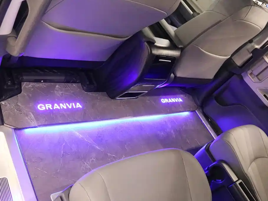 Toyota Granvia — фото 17